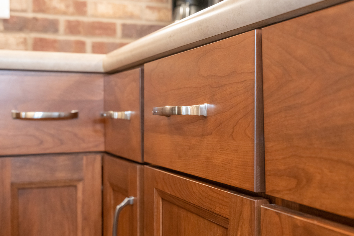 Warm stained kitchen cabinets