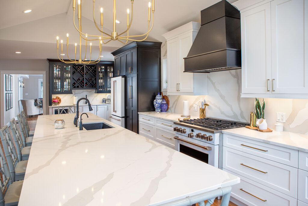 Black & White Kitchen - Showplace Cabinetry