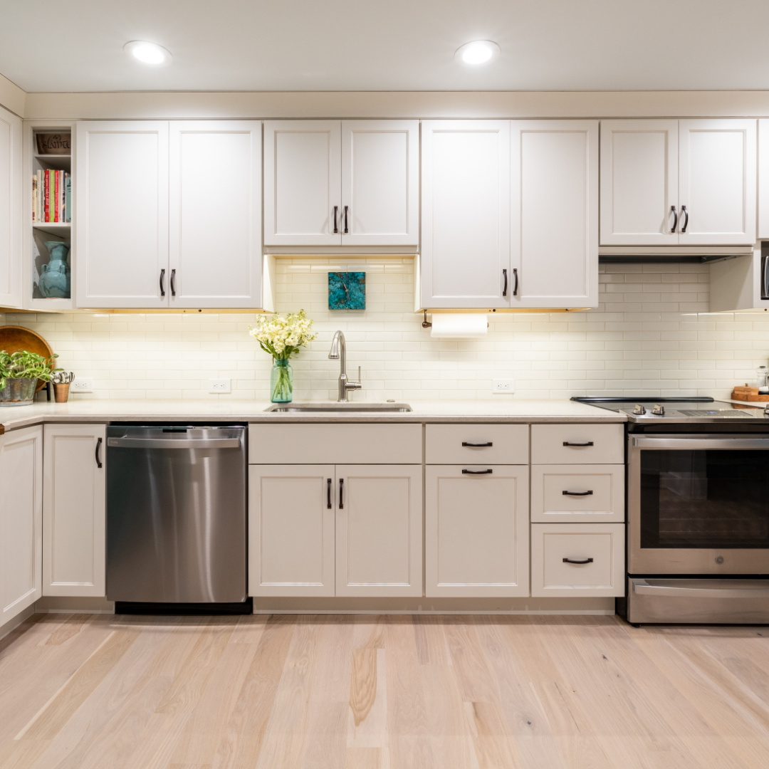 White kitchen cabinetse