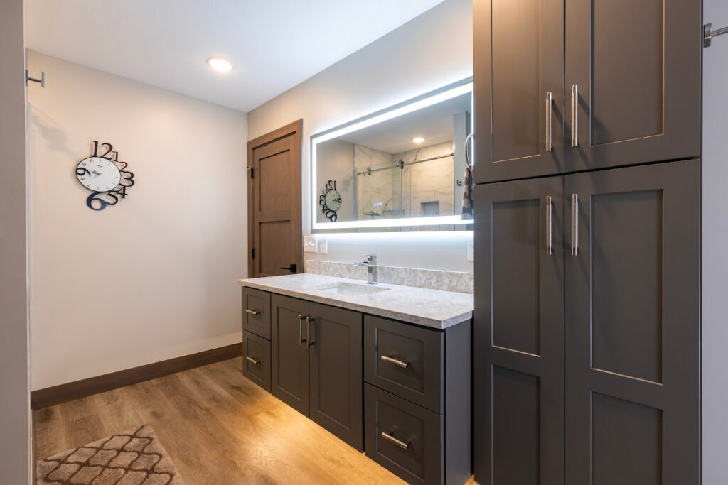 Contemporary Maple Kitchen Cabinets - Showplace Cabinetry