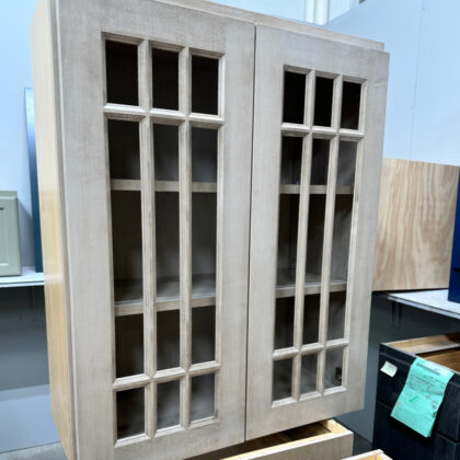 Wall cabinet with country style mullion doors