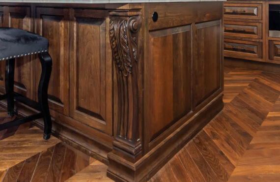 Decorative island post in cherry Tawny