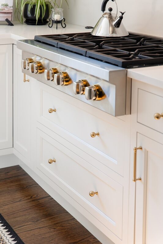 White kitchen cabinet with cooktop range