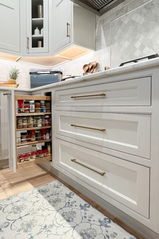 Spice pullout out base