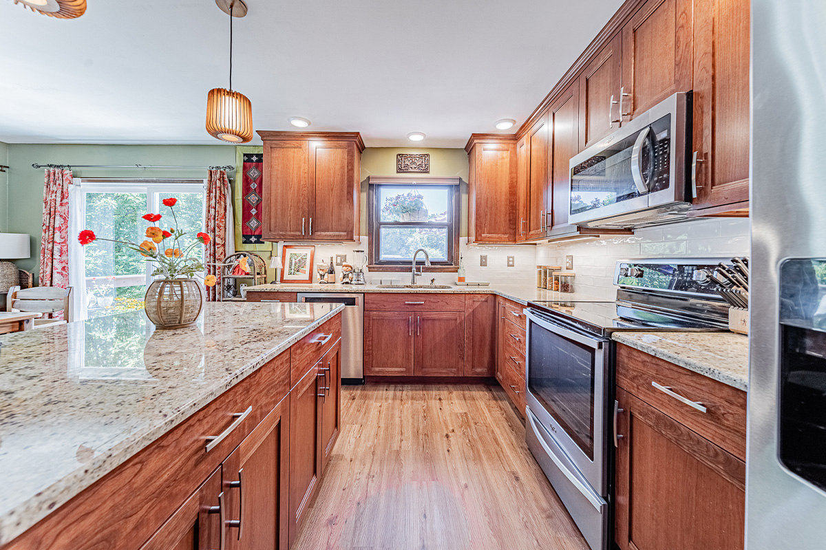 Cherry stained kitchen cabinets