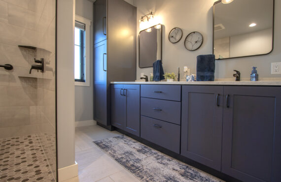 Bathroom with vanity cabinets painted in Hale Navy color.