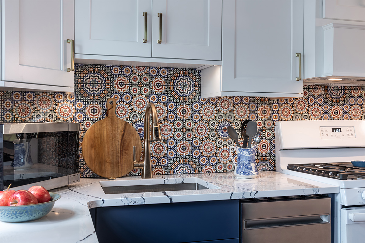 White and blue kitchen cabinets. View of the sink.